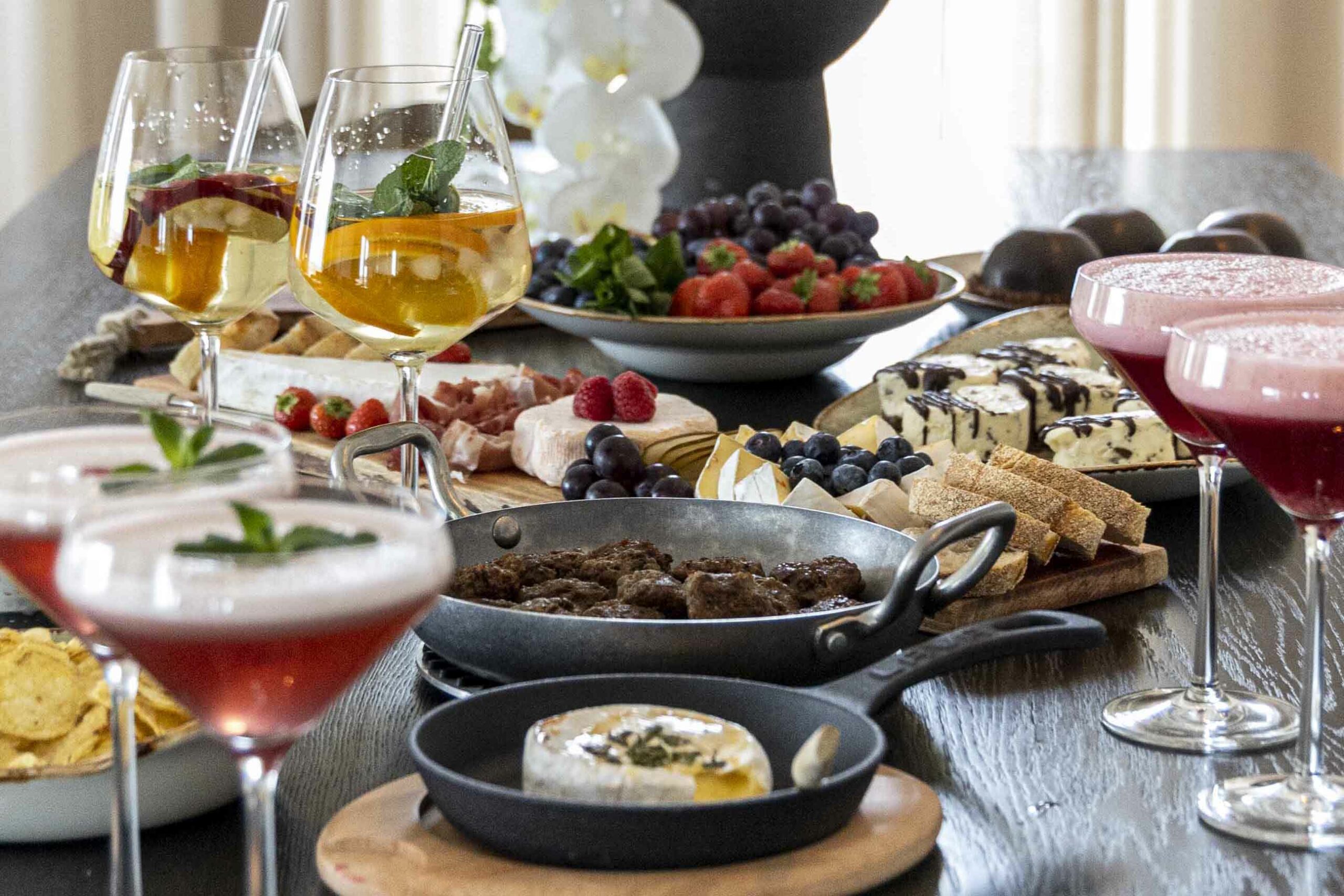 Hugmyndir fyrir stelpukvöldið – kokteilar, ostabakki og einfalt veisluborð