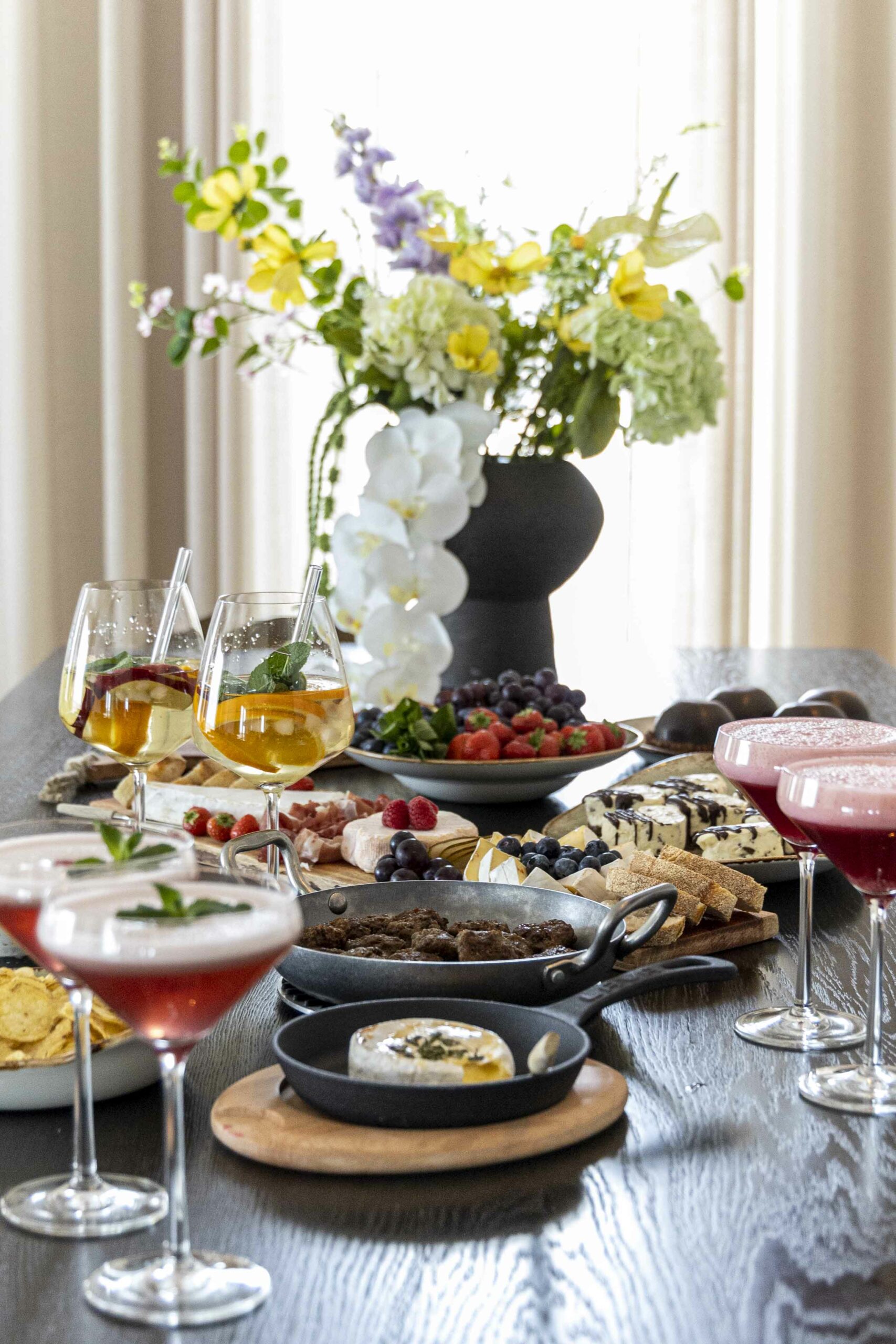 Hugmyndir fyrir stelpukvöldið – kokteilar, ostabakki og einfalt veisluborð