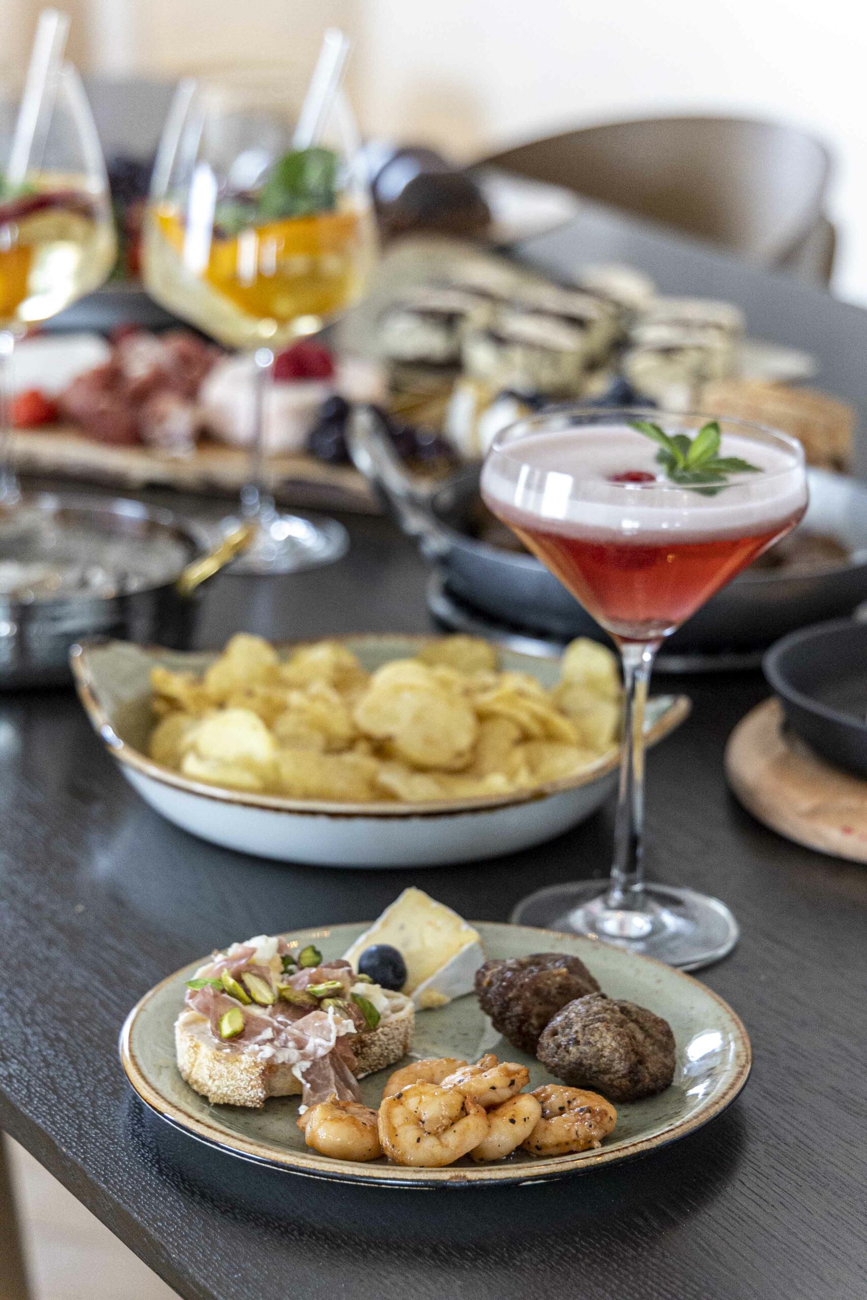 Hugmyndir fyrir stelpukvöldið – kokteilar, ostabakki og einfalt veisluborð