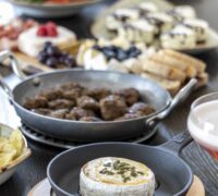 Hugmyndir fyrir stelpukvöldið – kokteilar, ostabakki og einfalt veisluborð