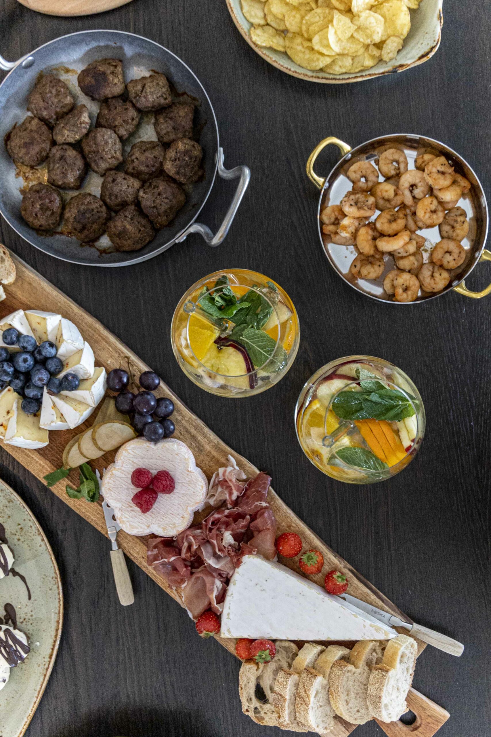 Hugmyndir fyrir stelpukvöldið – kokteilar, ostabakki og einfalt veisluborð