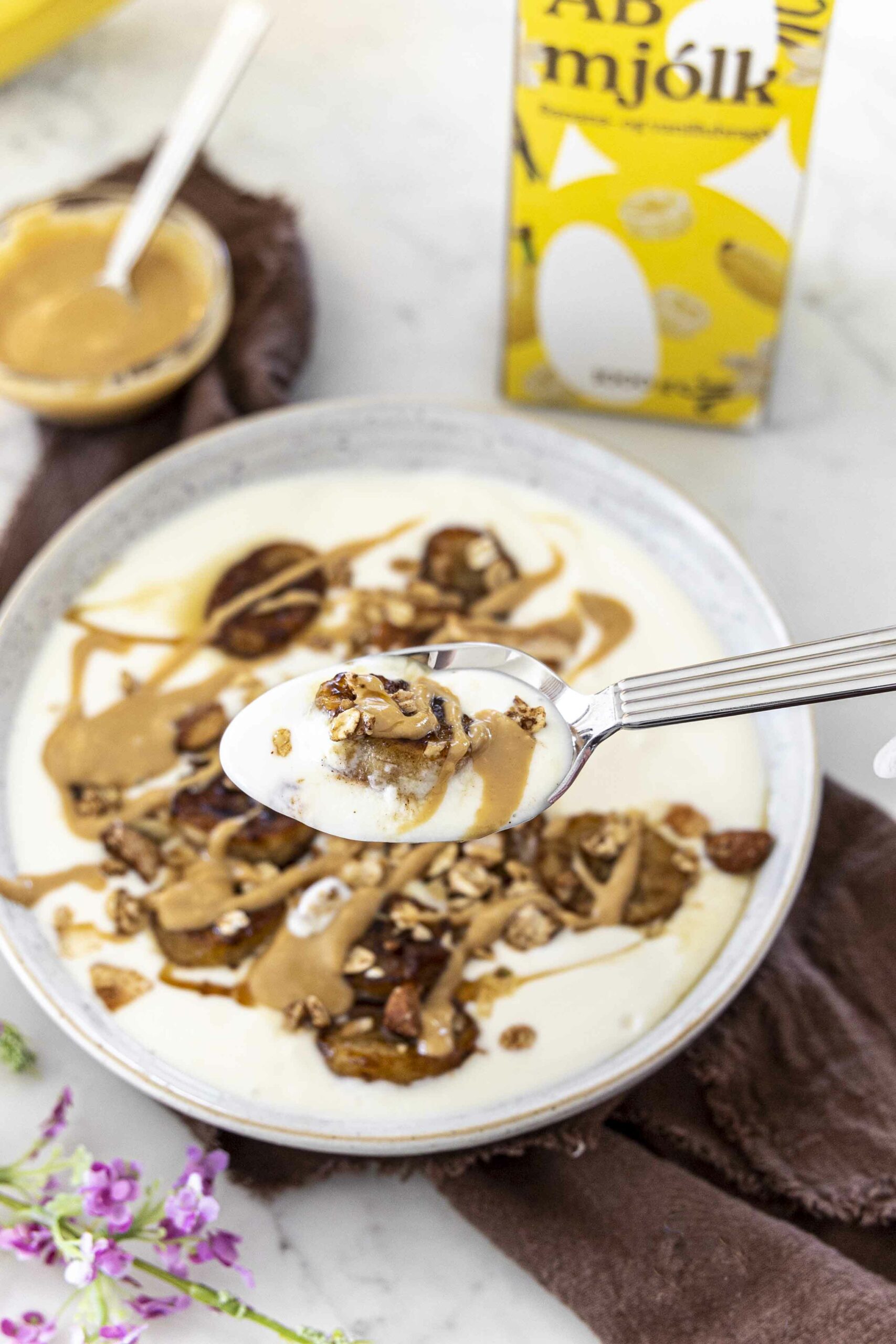 Ab mjólkur skál með smjörsteiktum bönunum