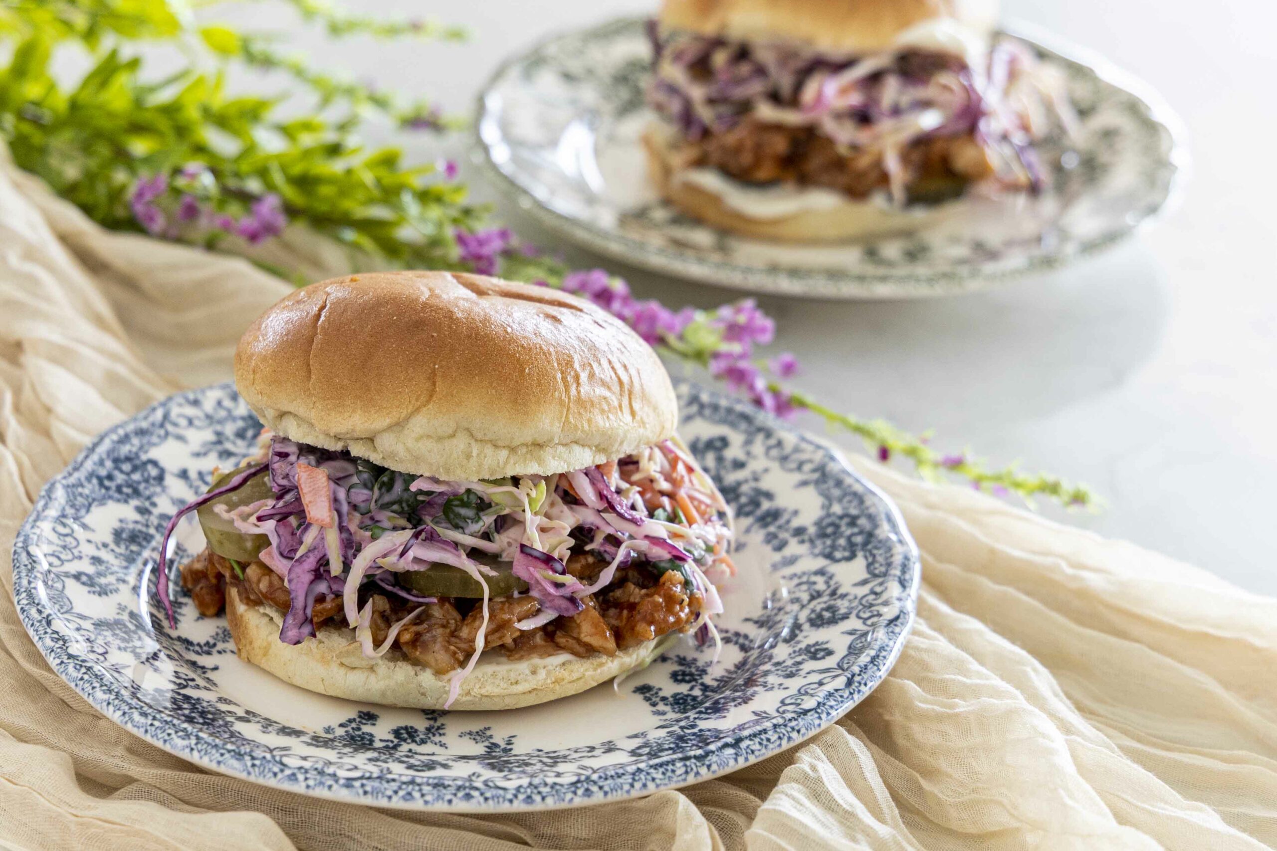 djúsí bbq kjúklingaborgari með fersku hrásalti