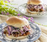 djúsí bbq kjúklingaborgari með fersku hrásalti