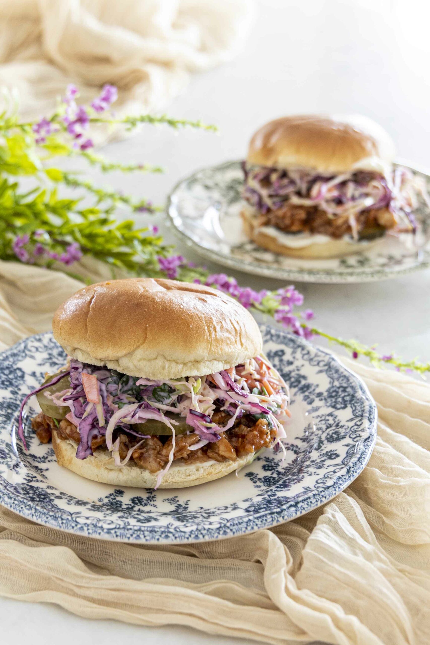 djúsí bbq kjúklingaborgari með fersku hrásalti