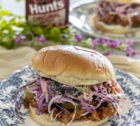 djúsí bbq kjúklingaborgari með fersku hrásalti