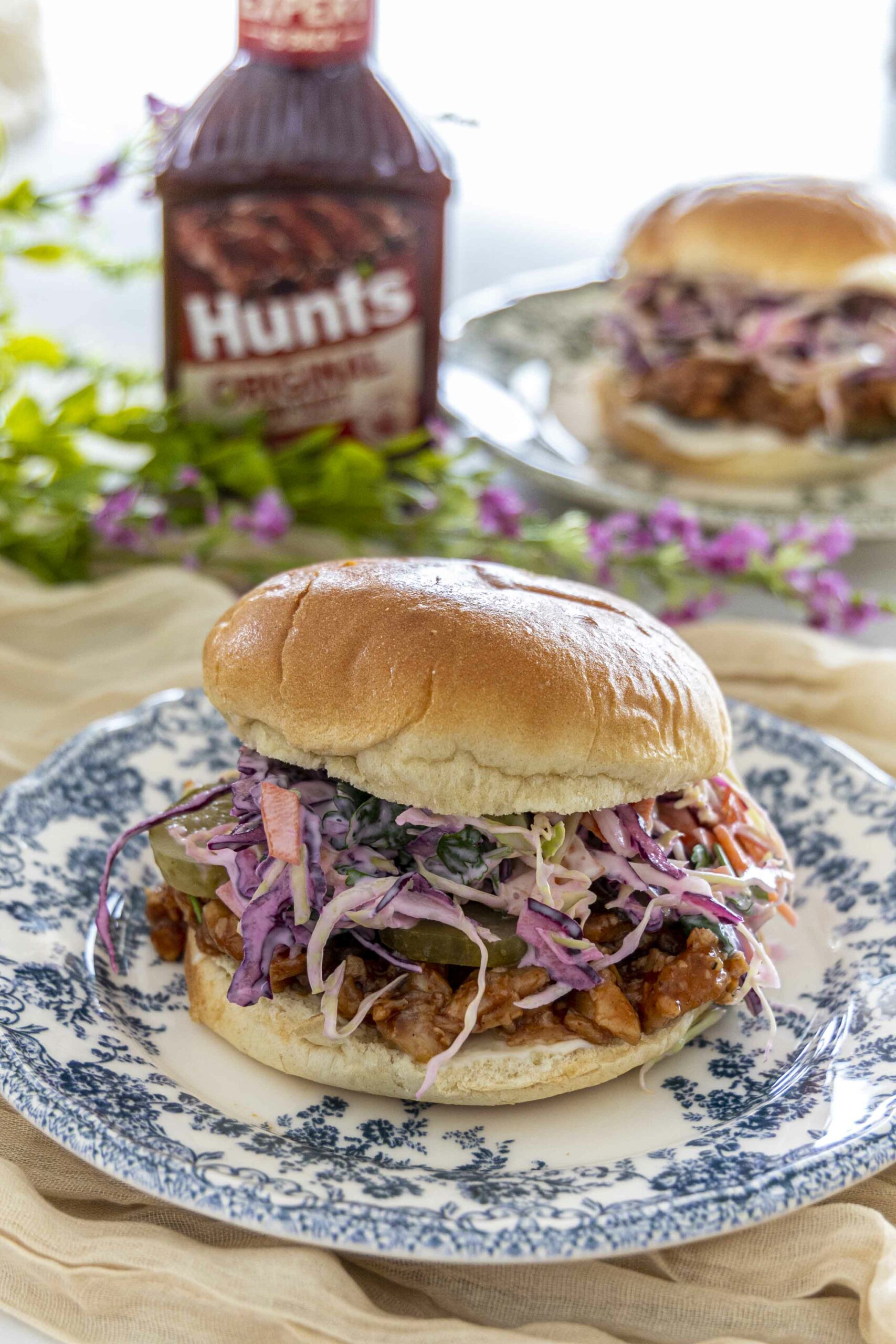 djúsí bbq kjúklingaborgari með fersku hrásalti