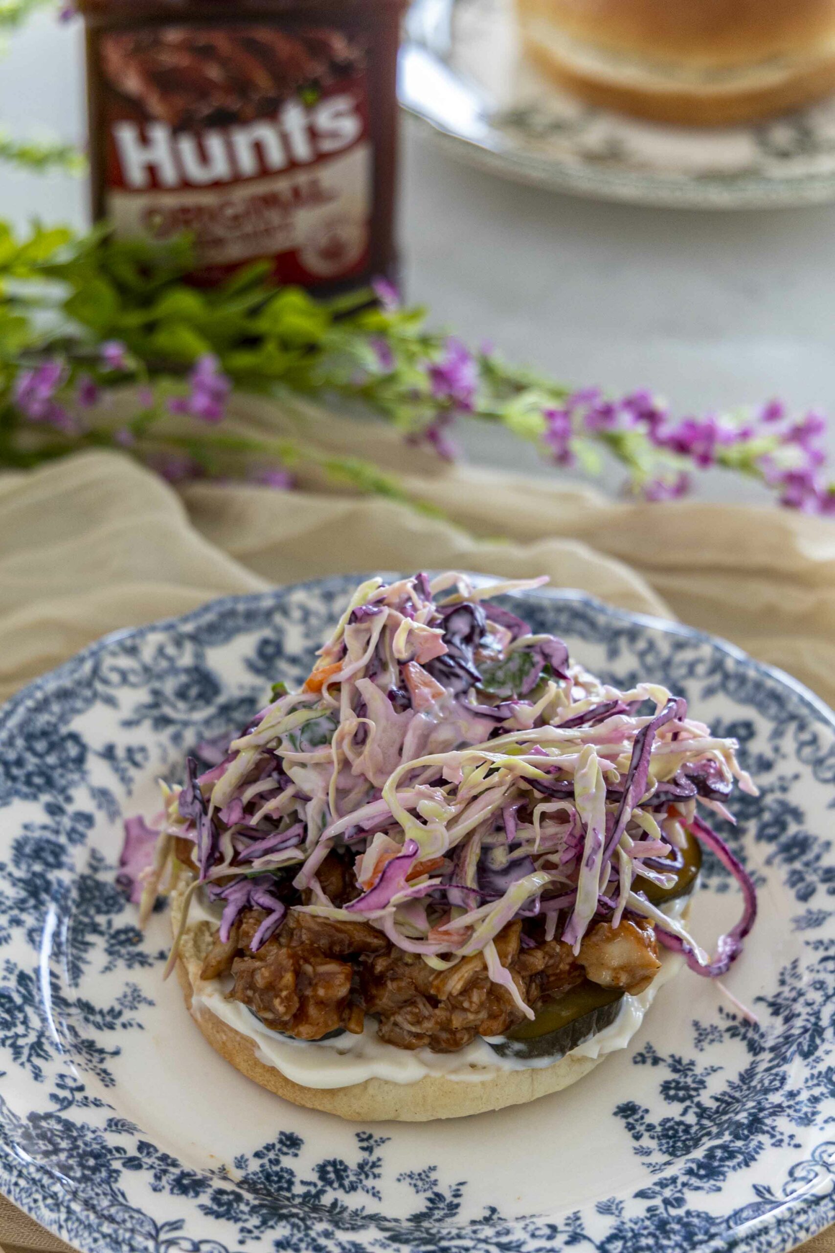 djúsí bbq kjúklingaborgari með fersku hrásalti