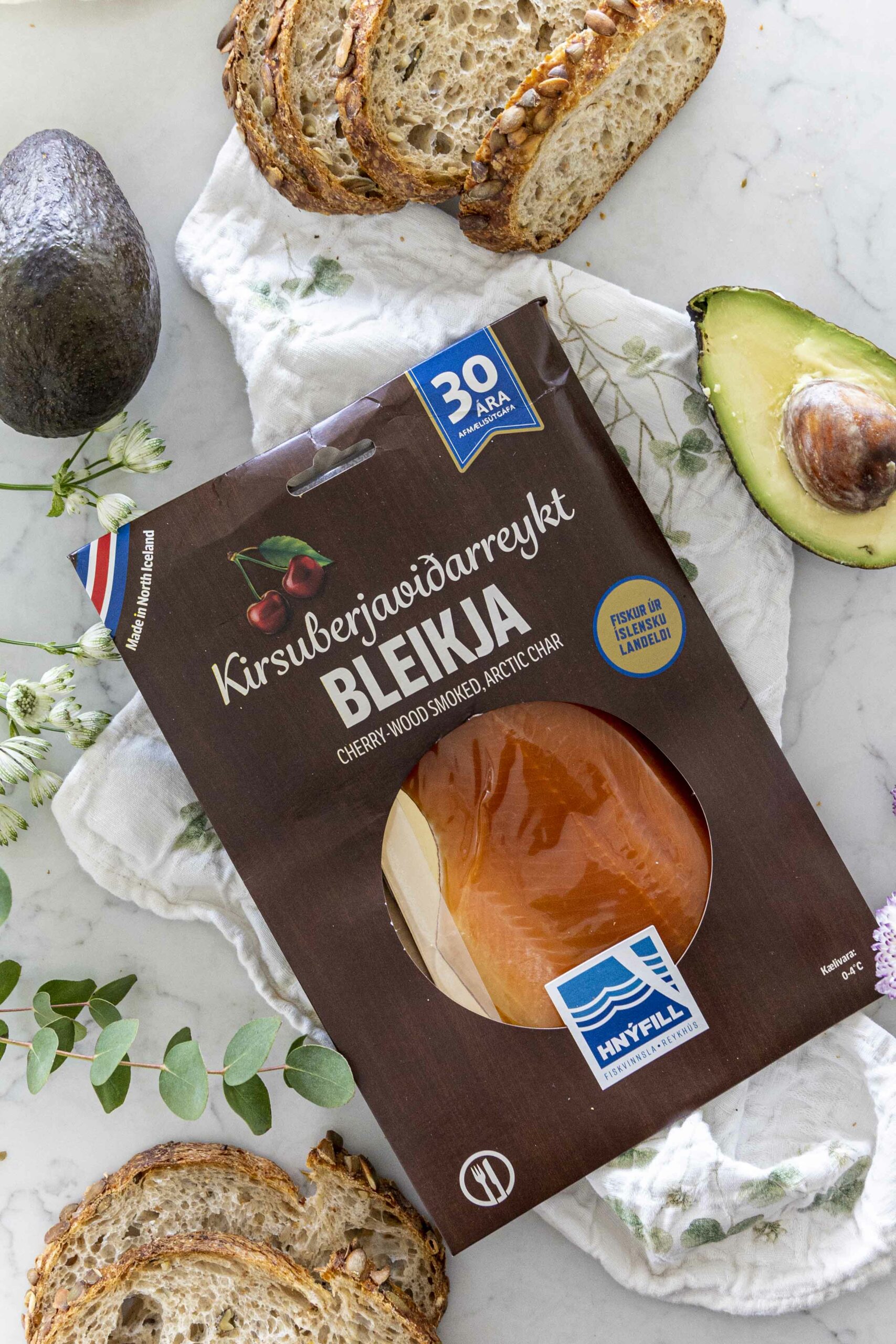 Avocadó ristað brauð með bleikju og hleyptu eggi