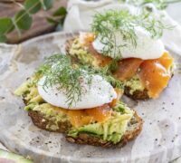 Avocadó ristað brauð með bleikju og hleyptu eggi