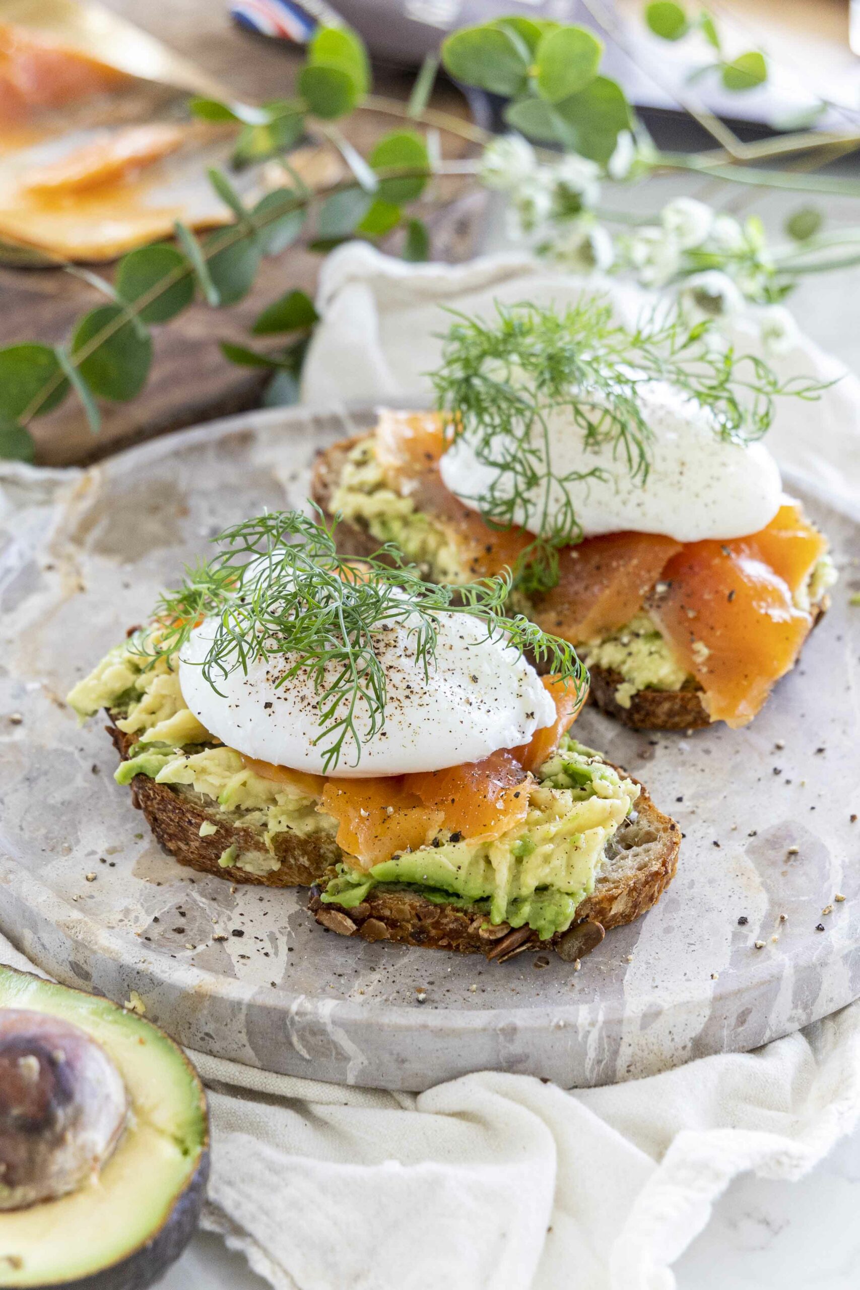 Avocadó ristað brauð með bleikju og hleyptu eggi