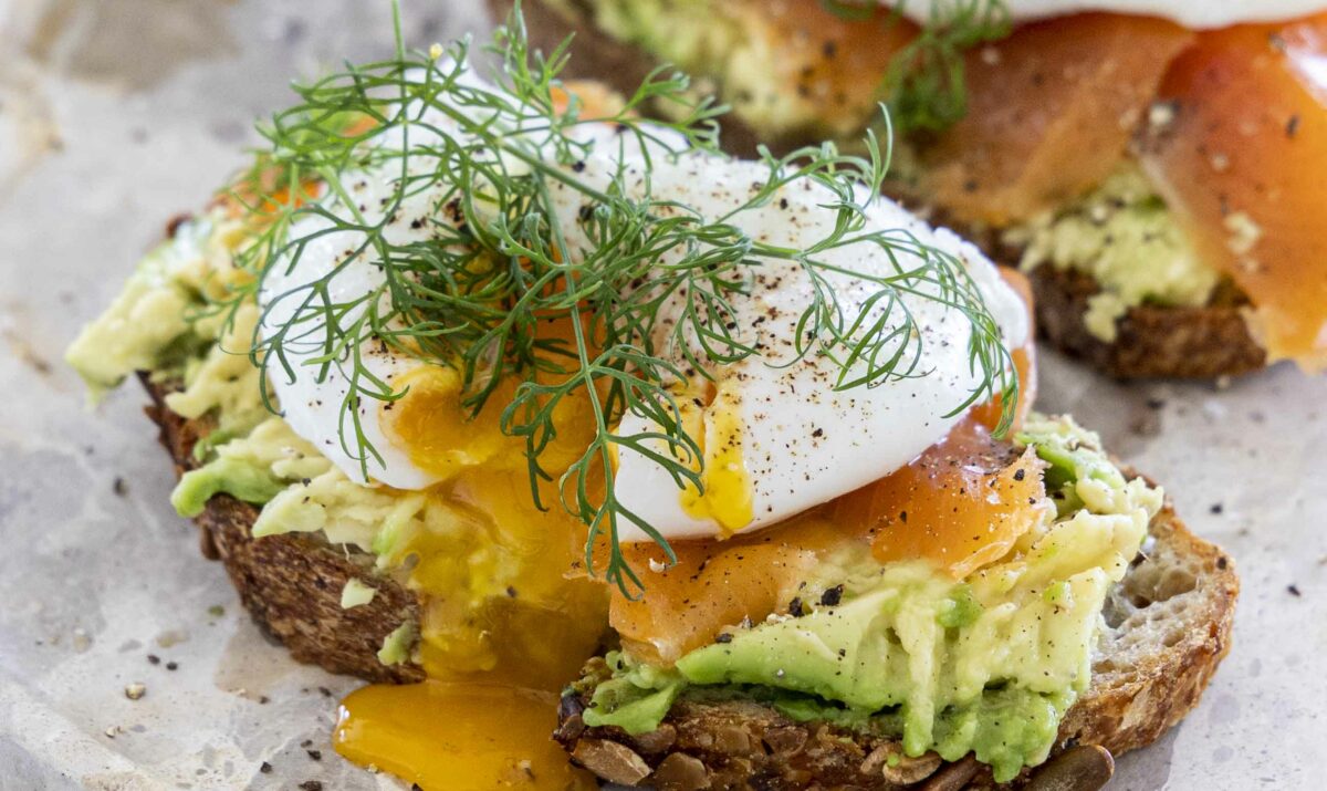 Avocadó ristað brauð með bleikju og hleyptu eggi