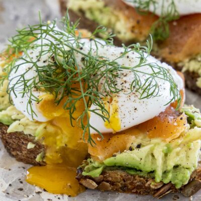 Avocadó ristað brauð með bleikju og hleyptu eggi