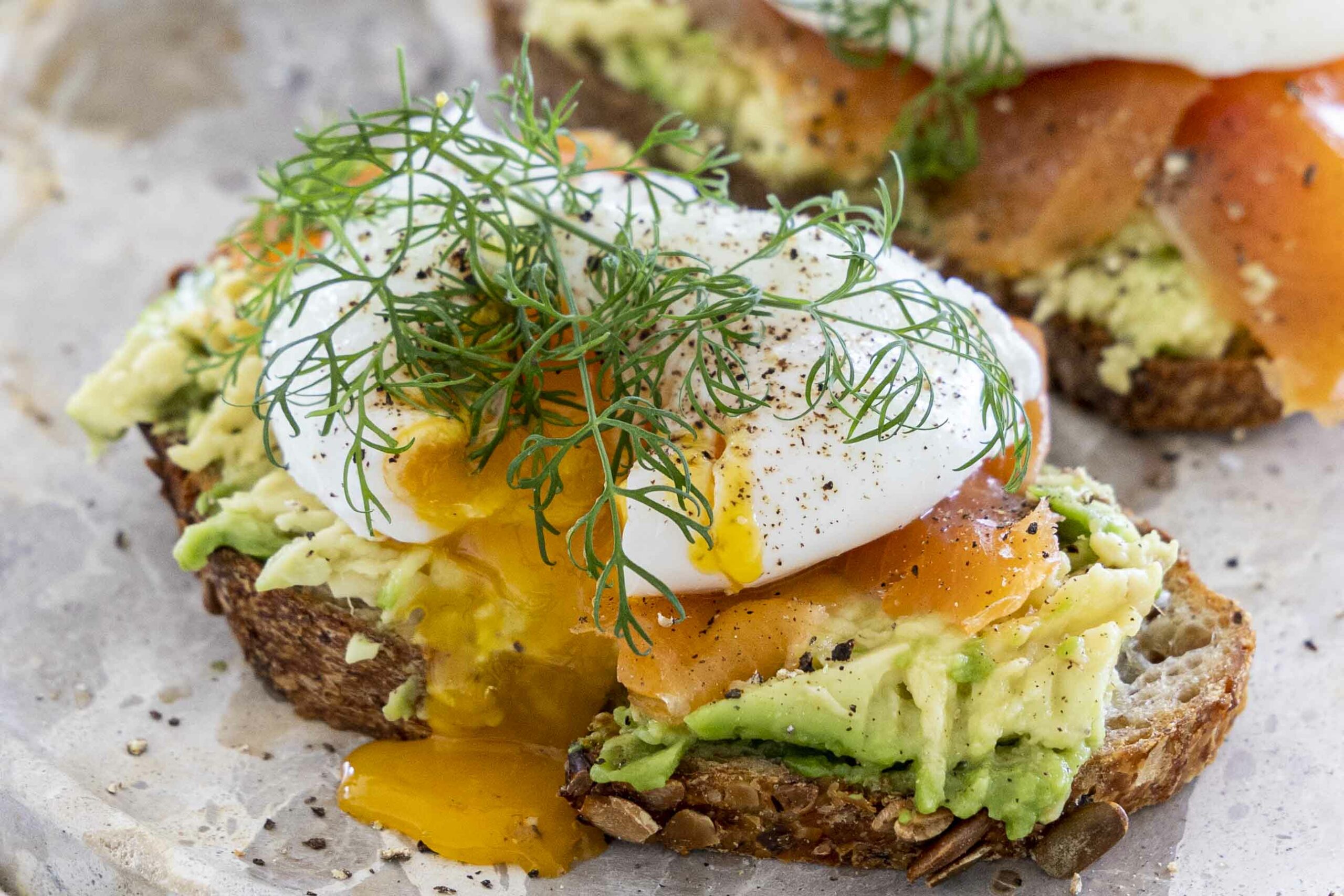 Avocadó ristað brauð með bleikju og hleyptu eggi