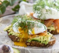 Avocadó ristað brauð með bleikju og hleyptu eggi