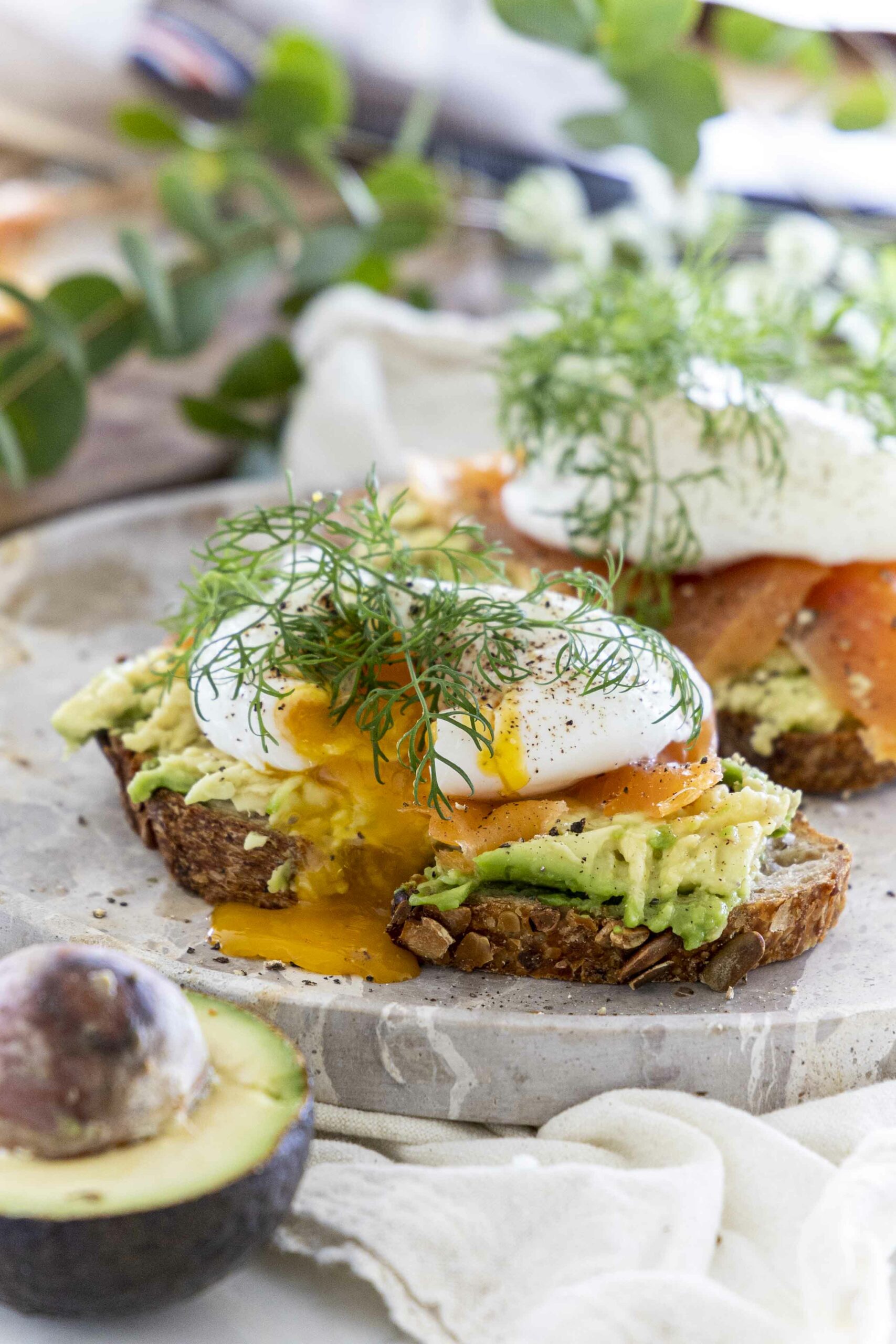 Avocadó ristað brauð með bleikju og hleyptu eggi