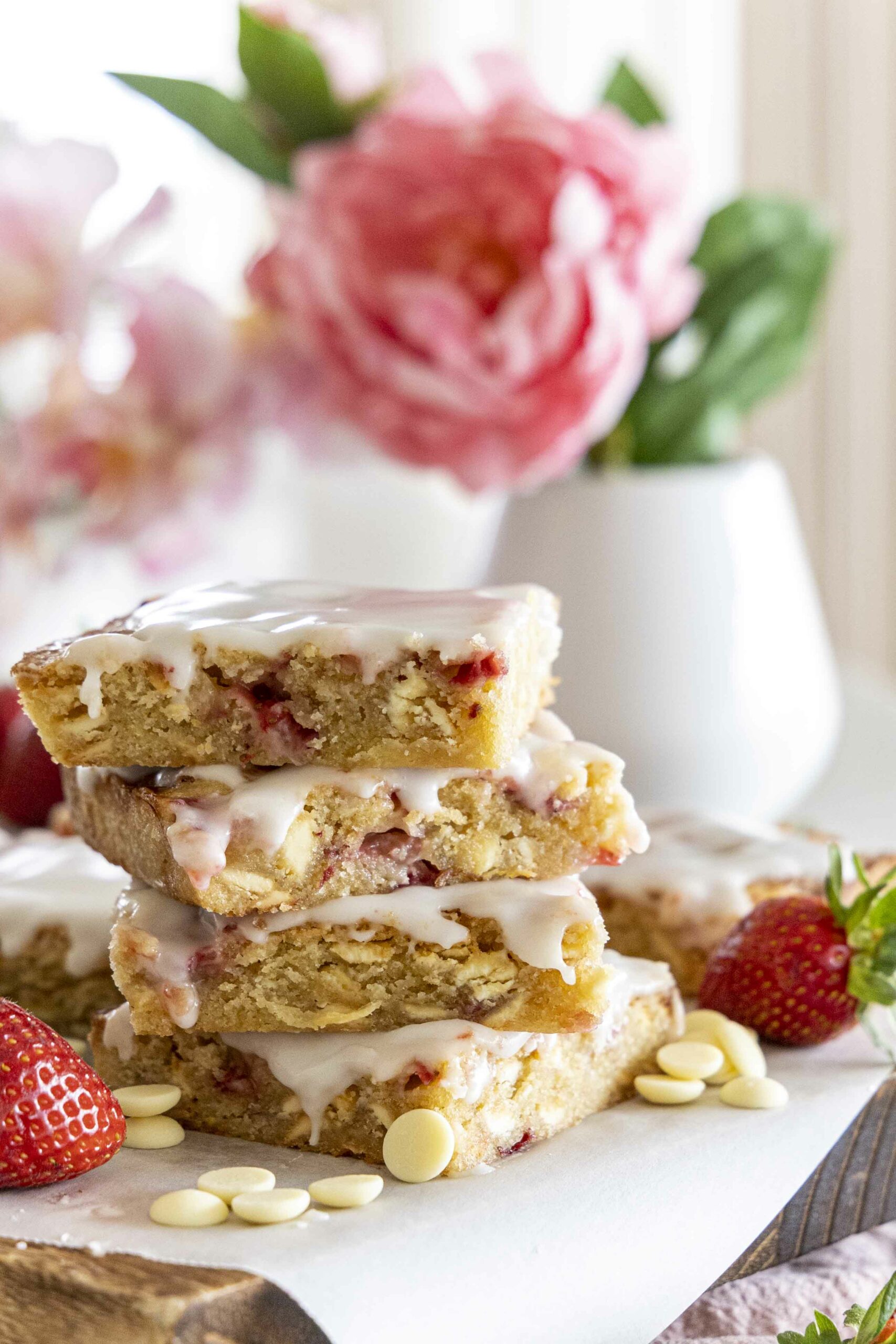 Sítrónu blondie með hvítu súkkulaði og jarðaberjum