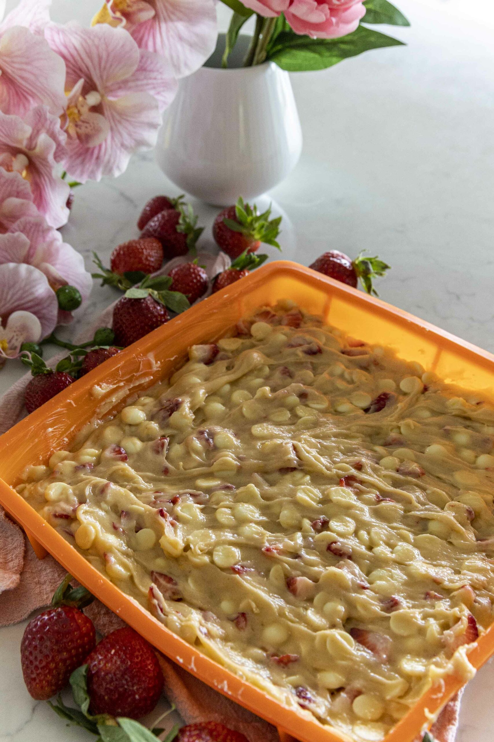 Sítrónu blondie með hvítu súkkulaði og jarðaberjum