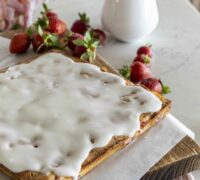 Sítrónu blondie með hvítu súkkulaði og jarðaberjum