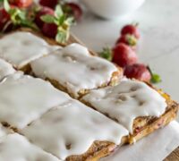 Sítrónu blondie með hvítu súkkulaði og jarðaberjum