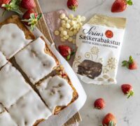 Sítrónu blondie með hvítu súkkulaði og jarðaberjum
