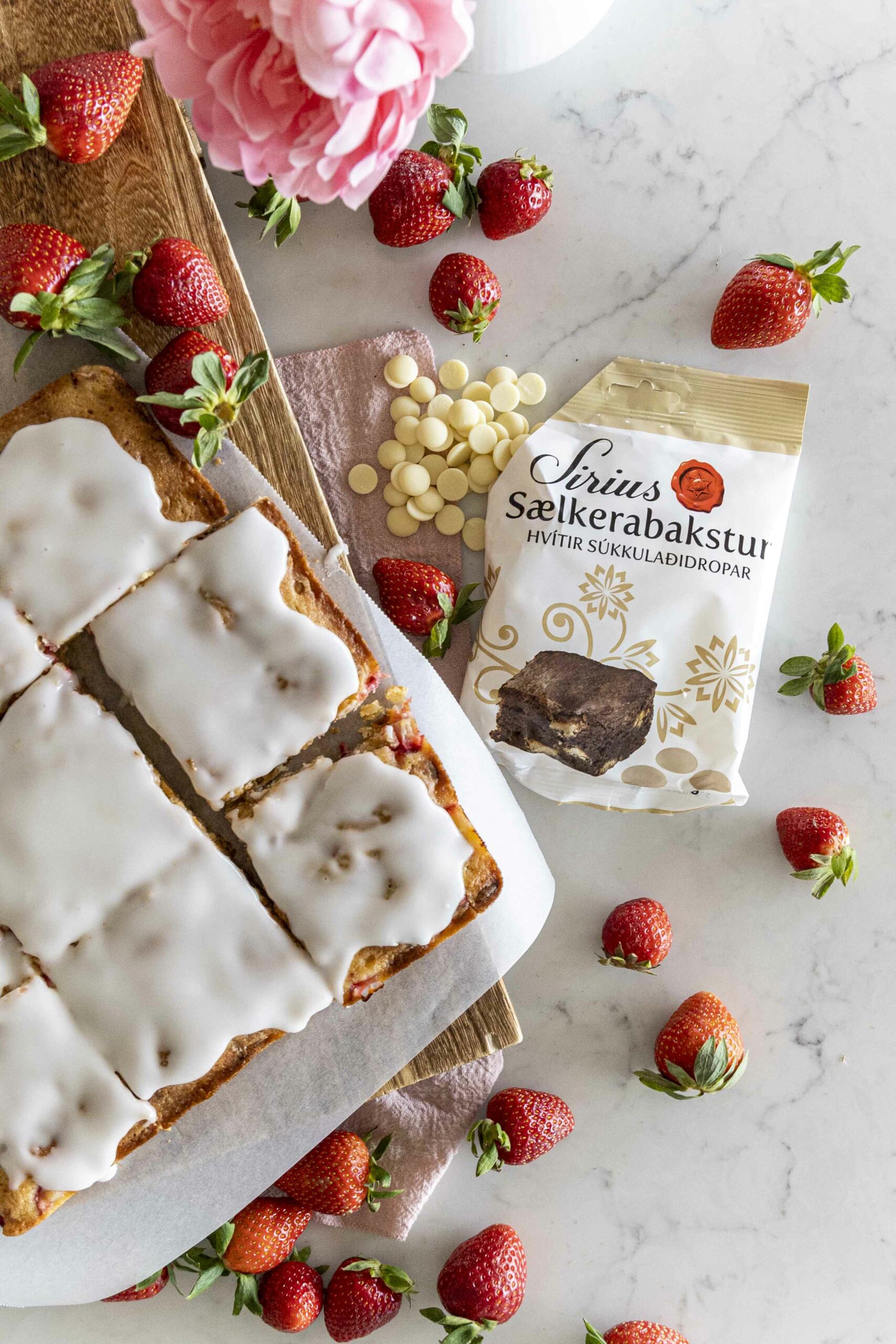 Sítrónu blondie með hvítu súkkulaði og jarðaberjum