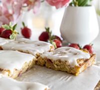 Sítrónu blondie með hvítu súkkulaði og jarðaberjum
