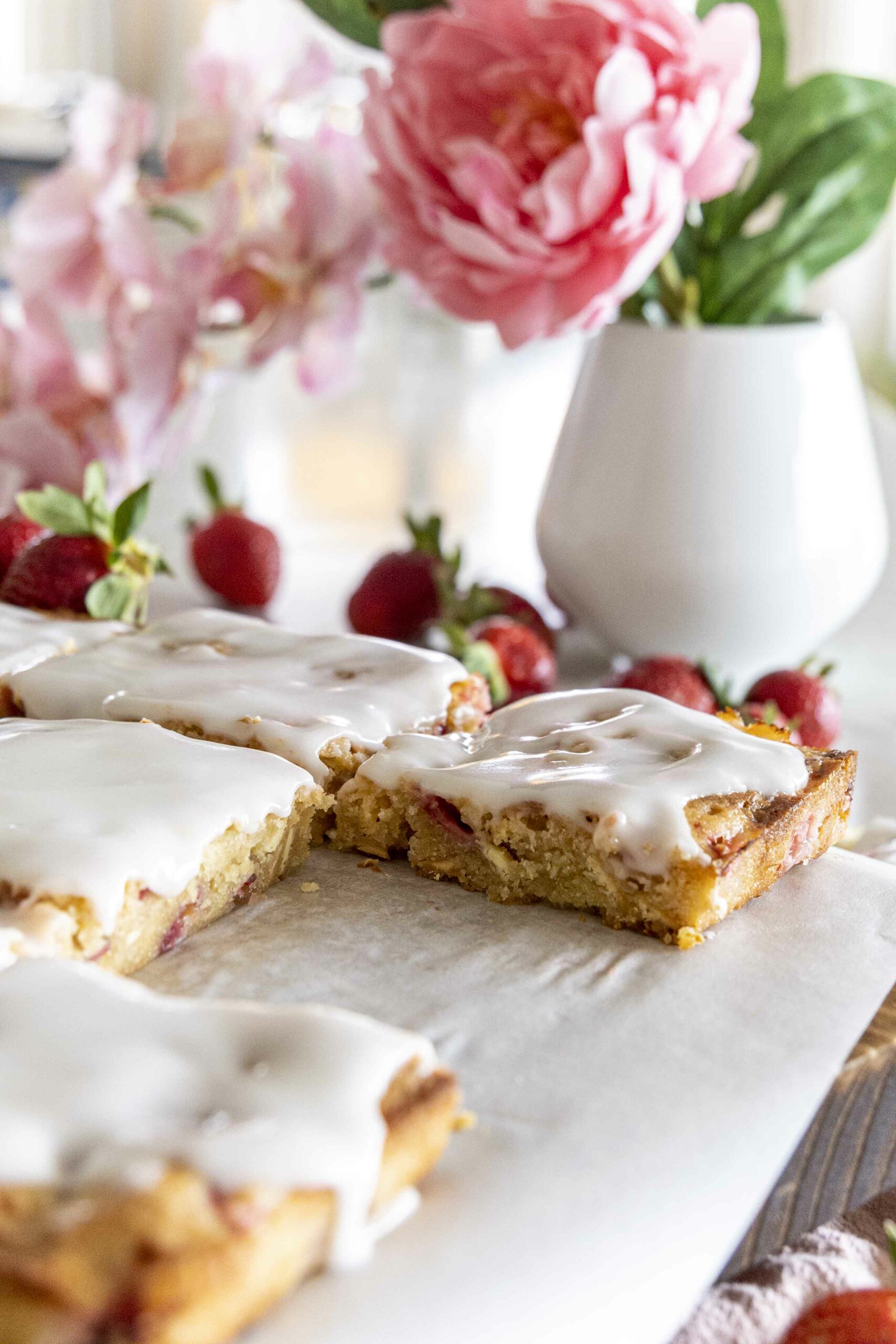 Sítrónu blondie með hvítu súkkulaði og jarðaberjum