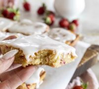 Sítrónu blondie með hvítu súkkulaði og jarðaberjum