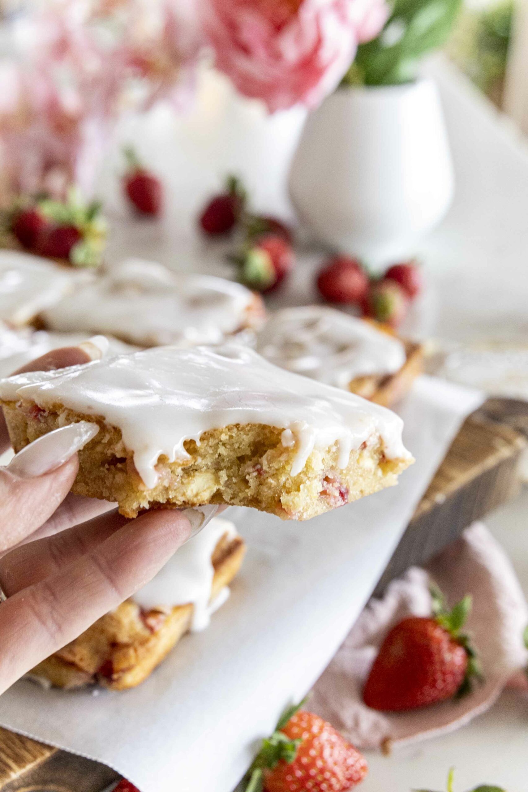 Sítrónu blondie með hvítu súkkulaði og jarðaberjum