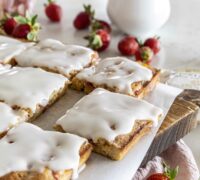Sítrónu blondie með hvítu súkkulaði og jarðaberjum