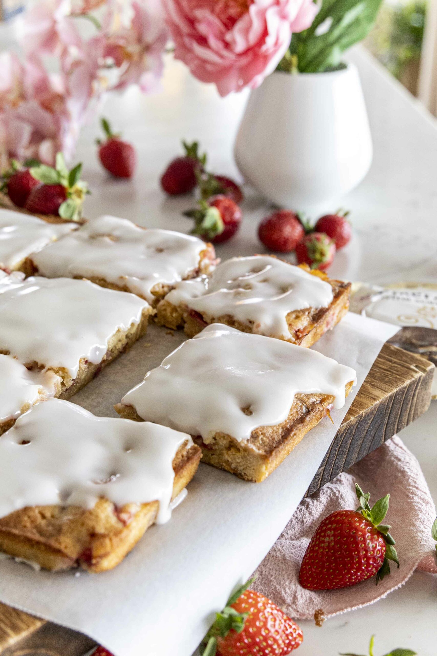 Sítrónu blondie með hvítu súkkulaði og jarðaberjum
