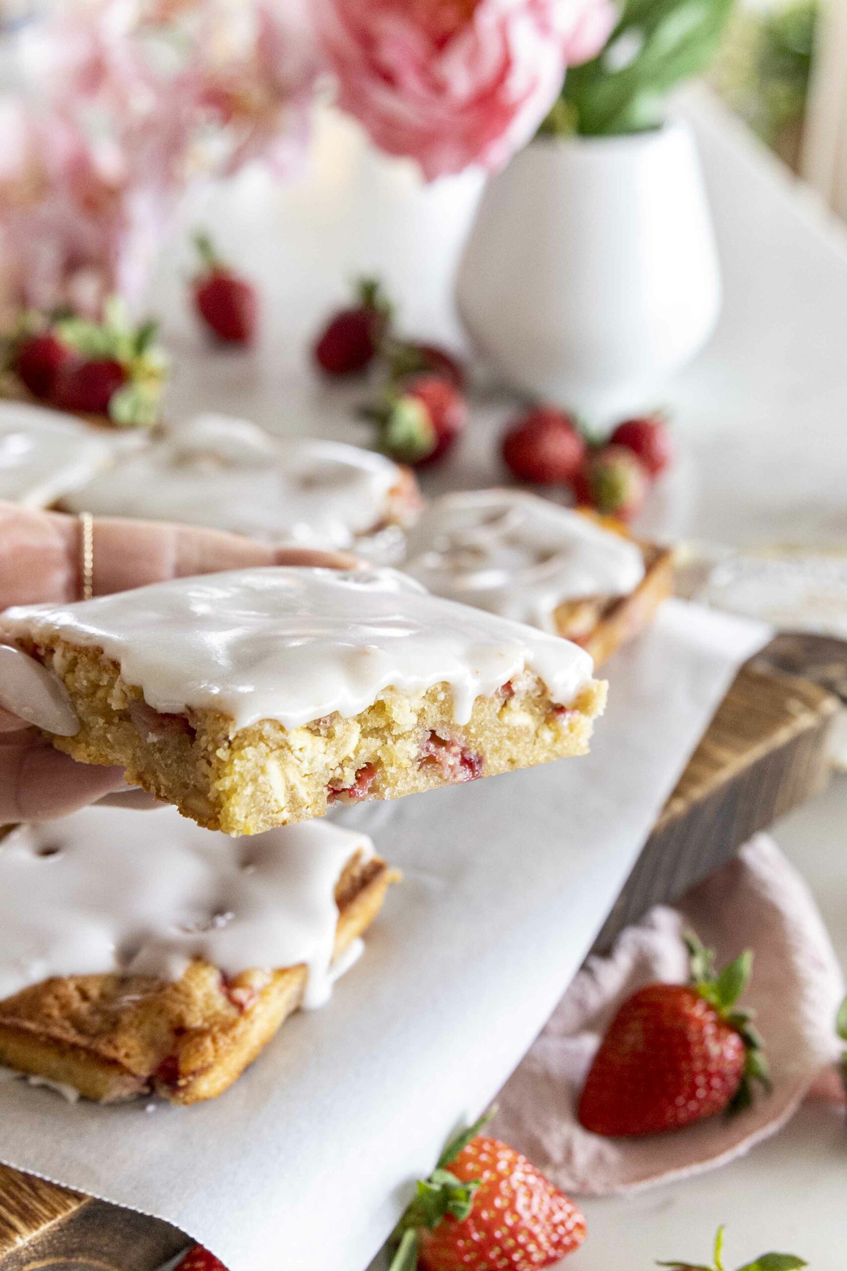 Sítrónu blondie með hvítu súkkulaði og jarðaberjum