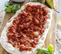 Pinsa með pepperóní, perum og gráðosti