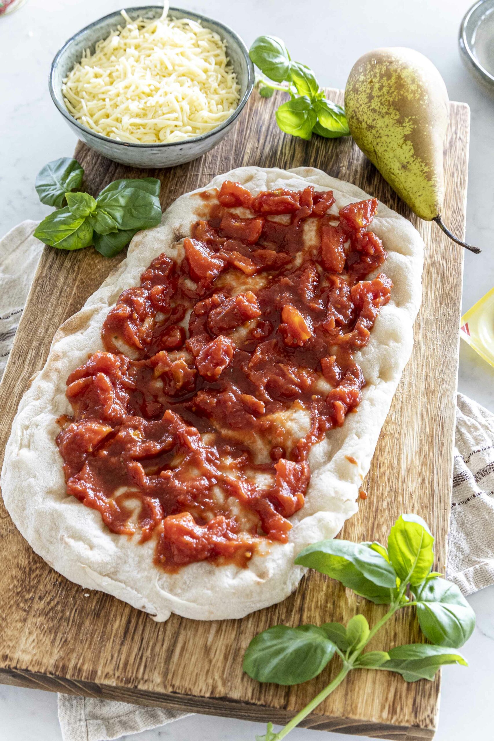 Pinsa með pepperóní, perum og gráðosti