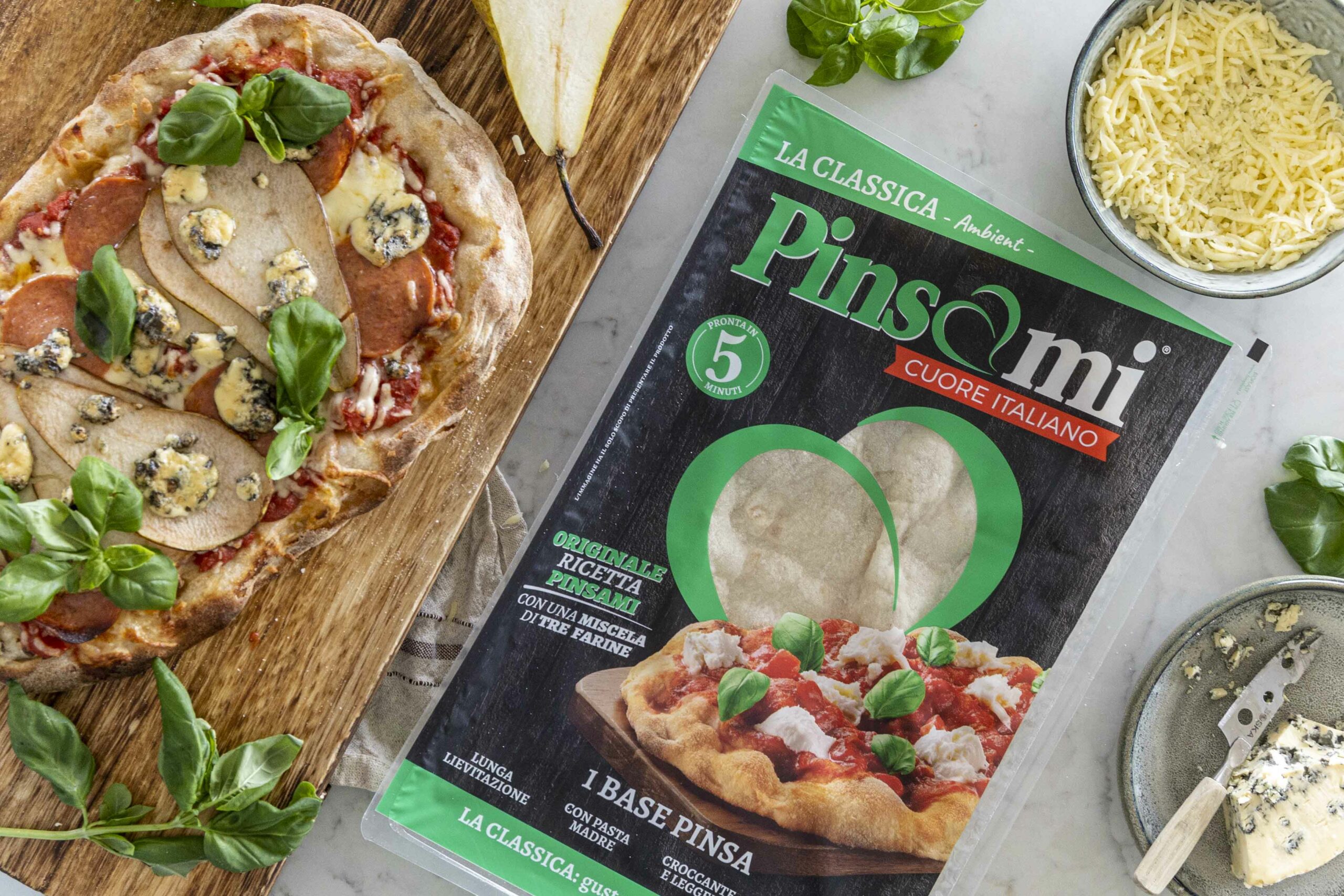 Pinsa með pepperóní, perum og gráðosti
