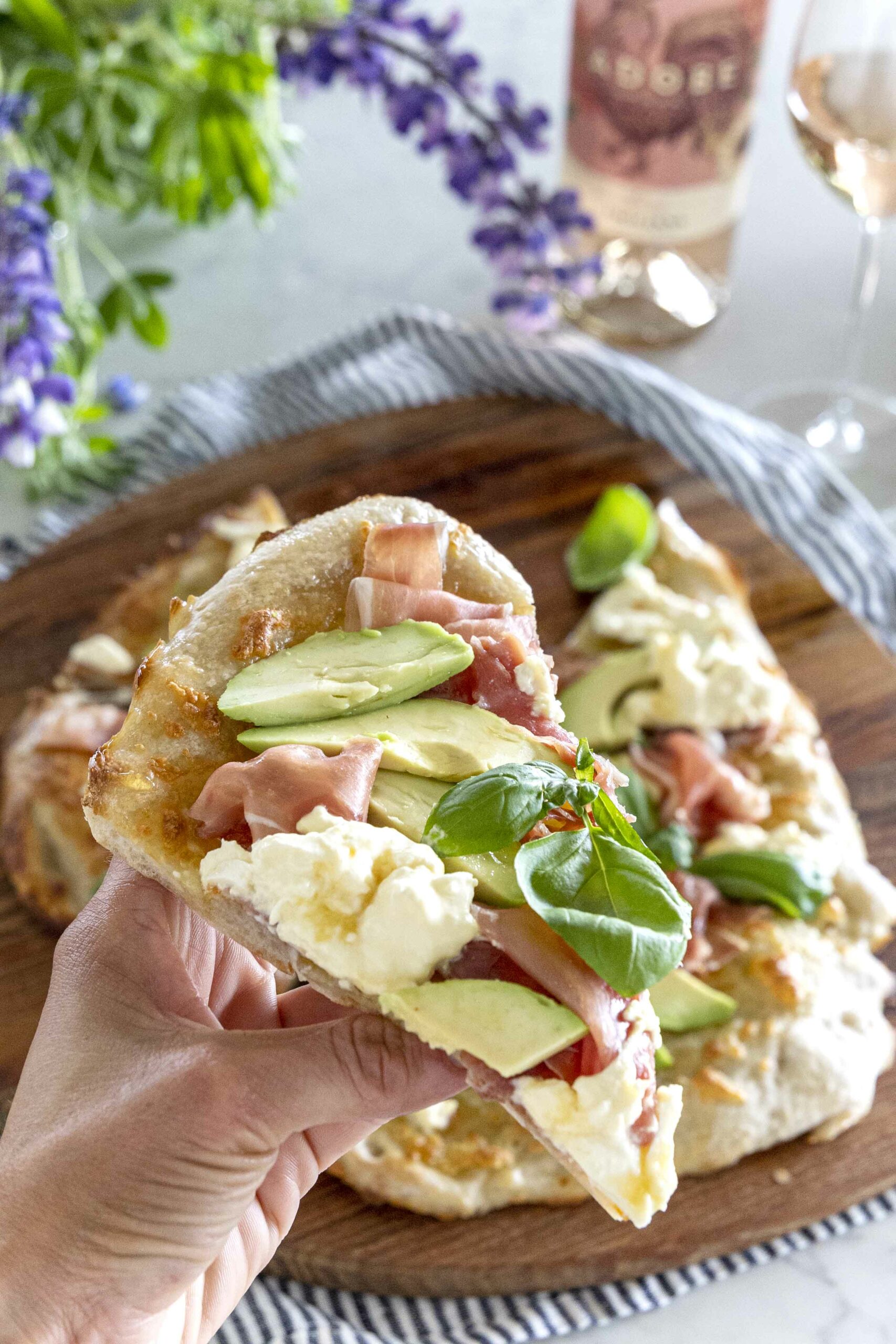 hvít pizza með hráskinku. burrata og heitu hunangi