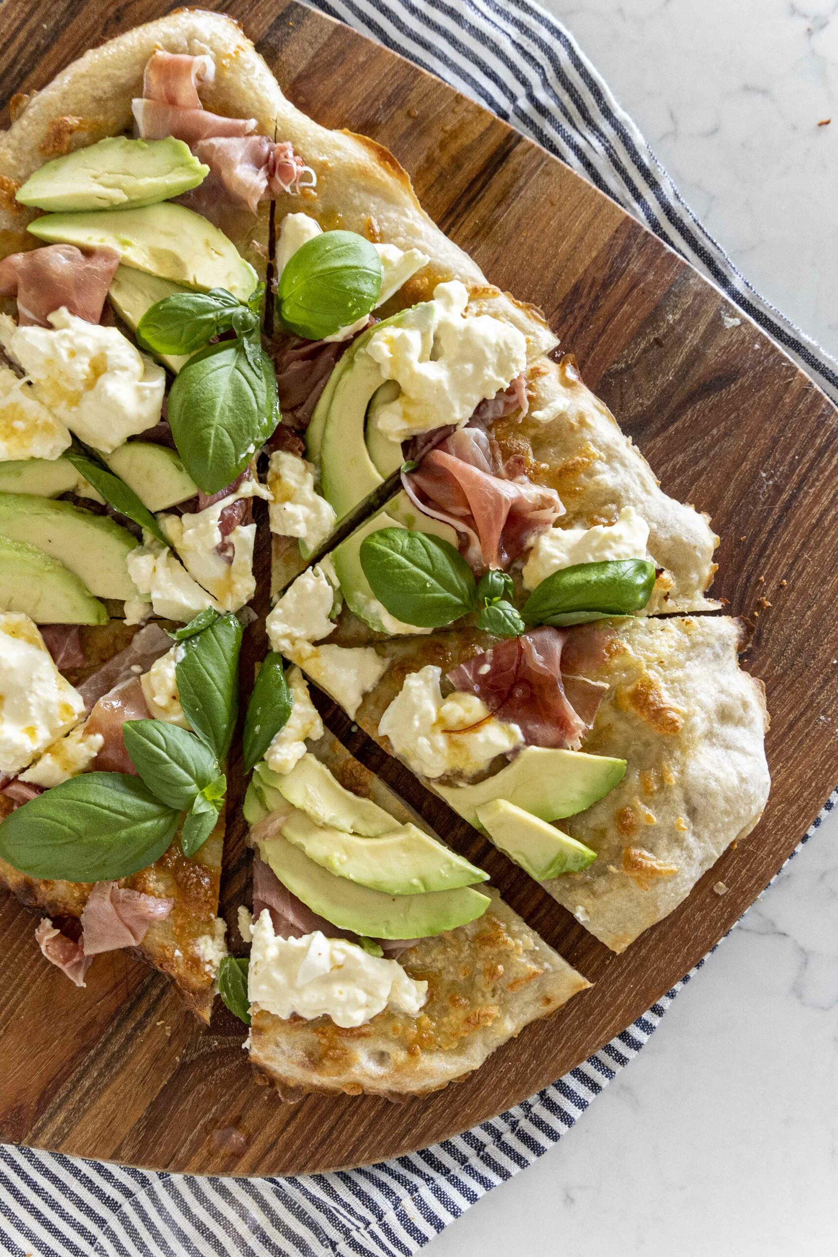 hvít pizza með hráskinku. burrata og heitu hunangi