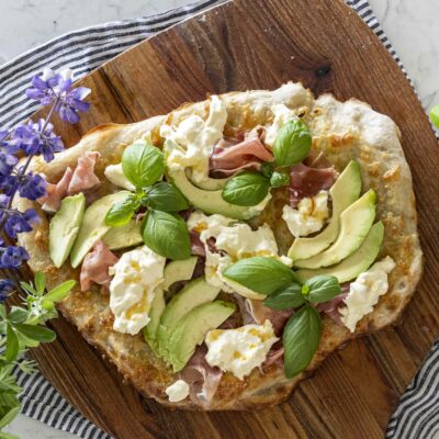 hvít pizza með hráskinku. burrata og heitu hunangi