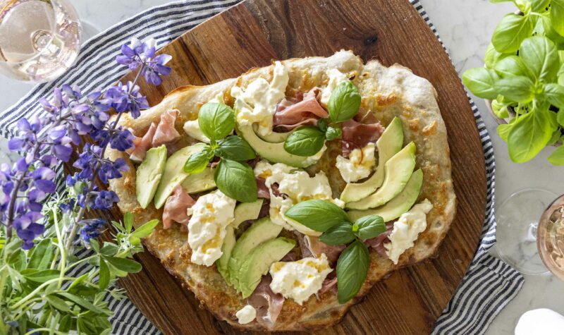 hvít pizza með hráskinku. burrata og heitu hunangi