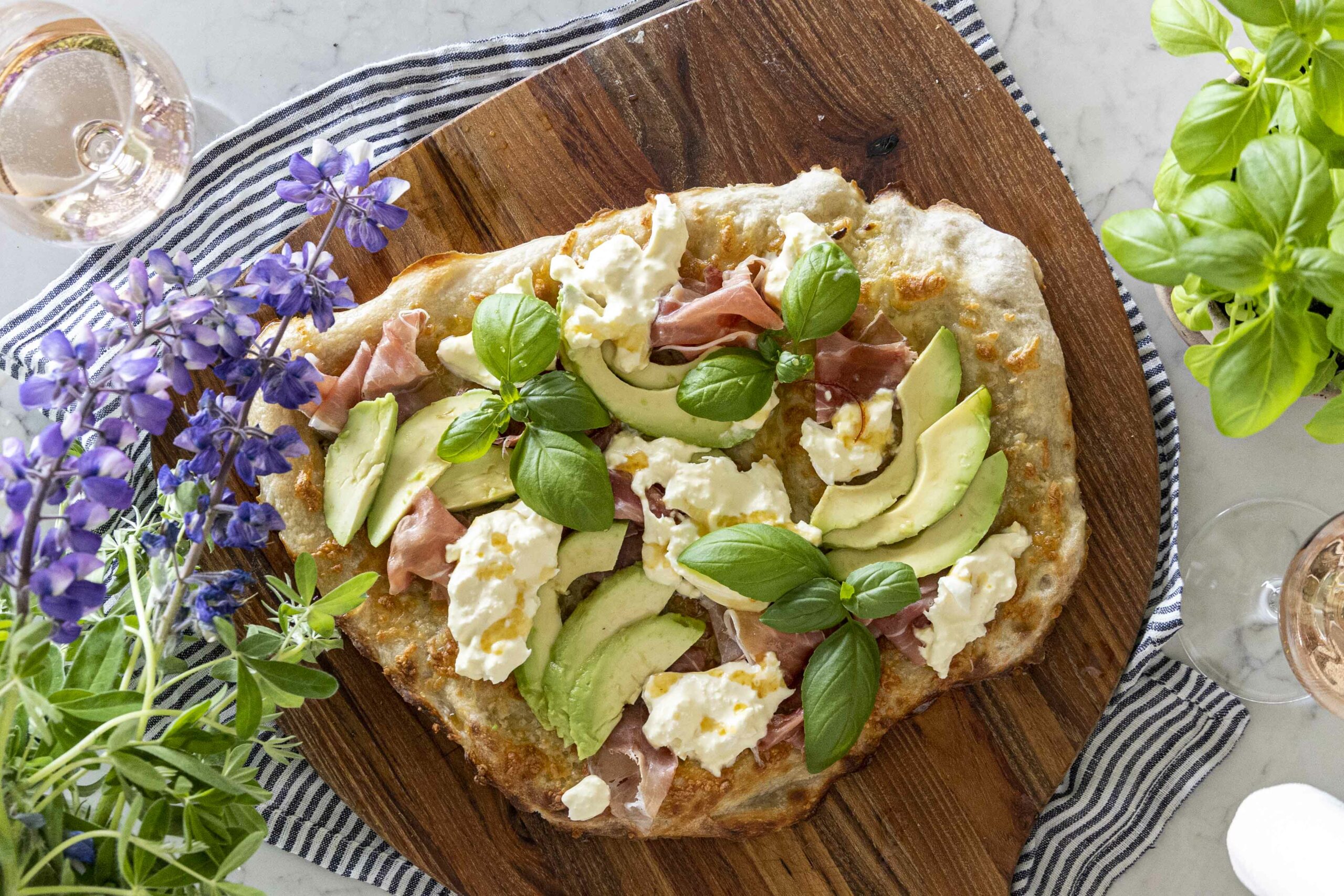 hvít pizza með hráskinku. burrata og heitu hunangi