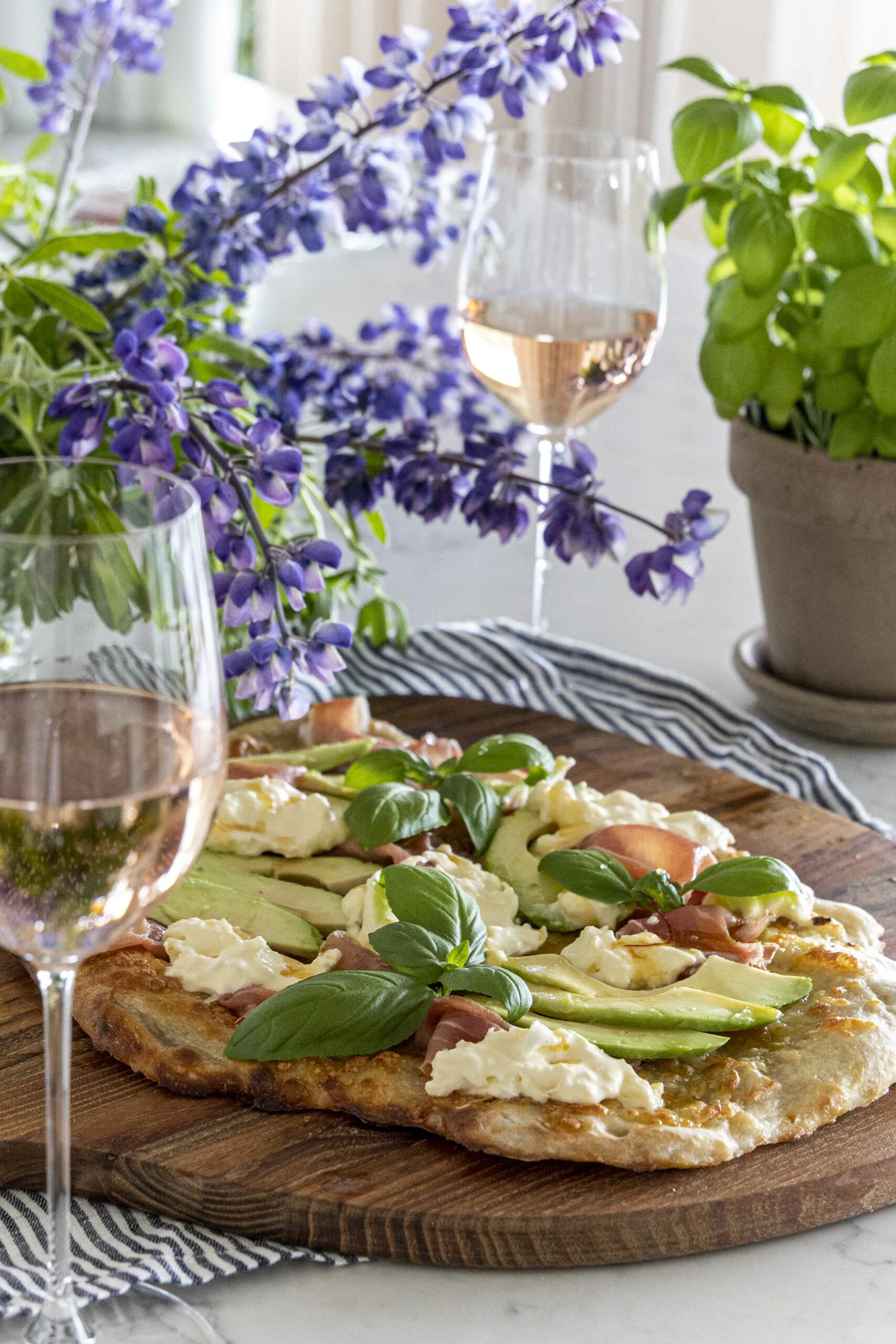 hvít pizza með hráskinku. burrata og heitu hunangi