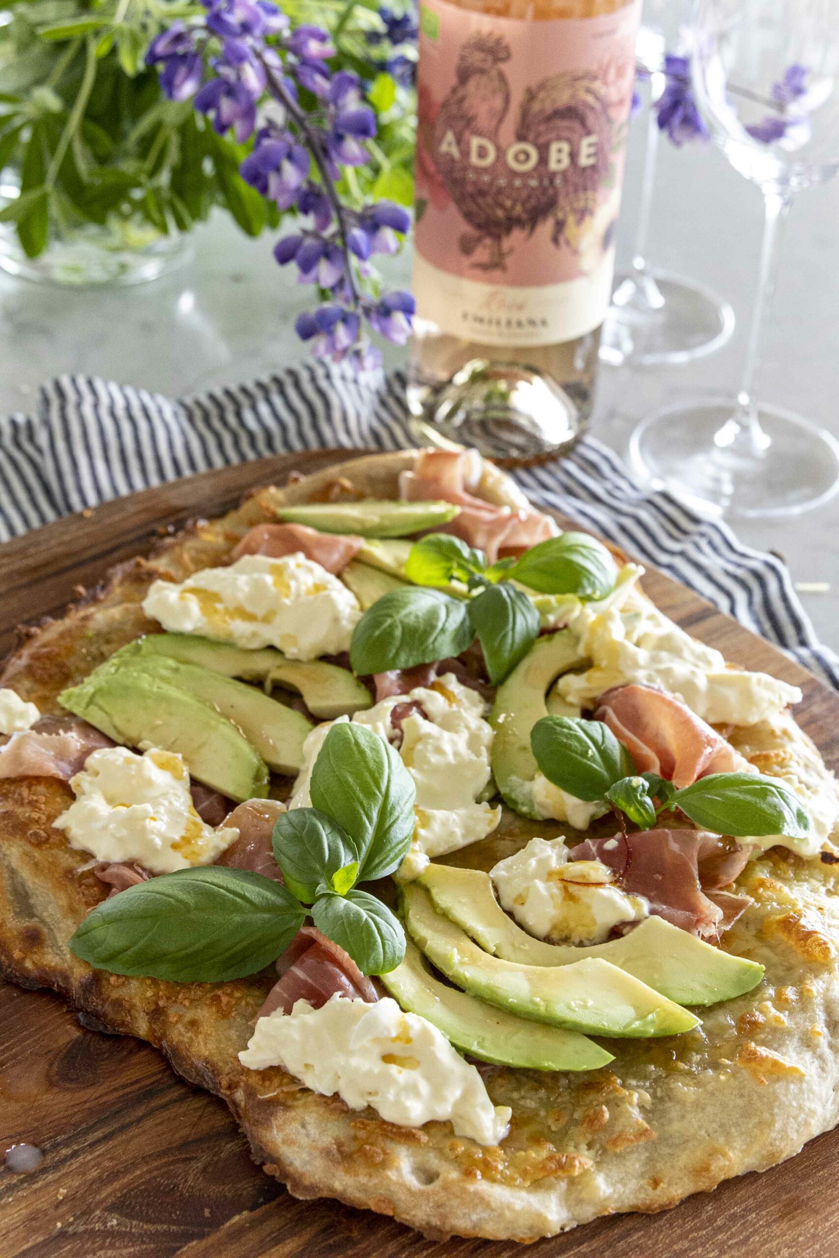 hvít pizza með hráskinku. burrata og heitu hunangi