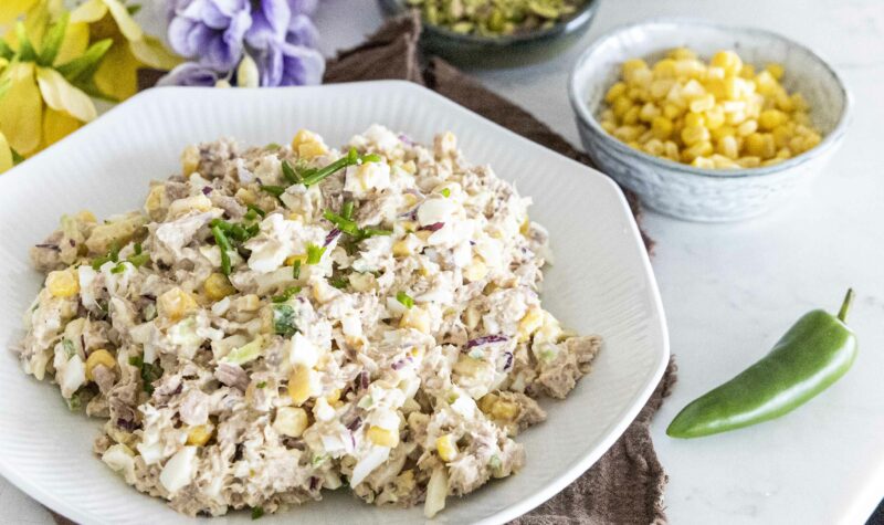 Hlaðið túnfiskasalat með avocadó og jalapenó