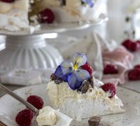 Hjúplakkrís og hindberja pavlova