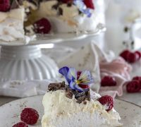 Hjúplakkrís og hindberja pavlova