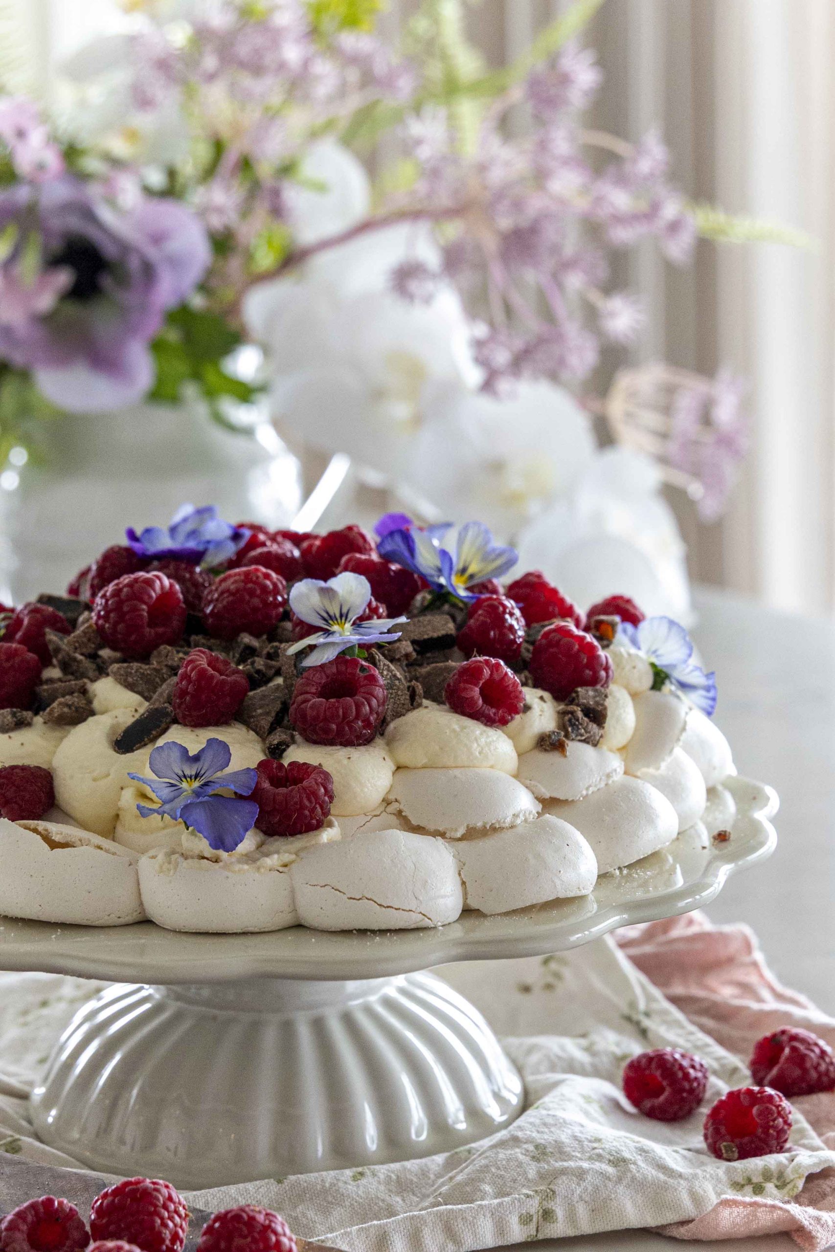 Hjúplakkrís og hindberja pavlova