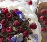 Hjúplakkrís og hindberja pavlova