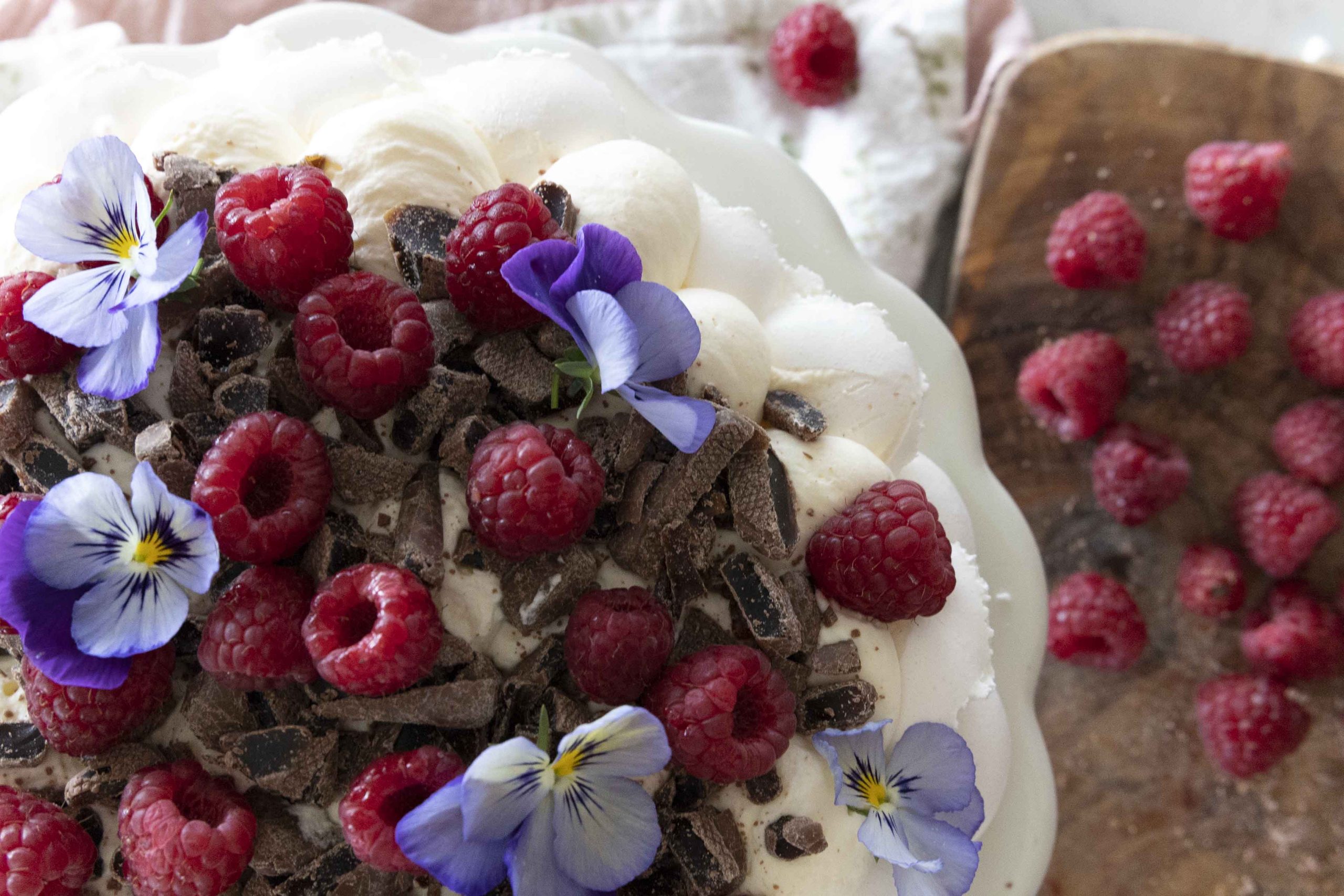 Hjúplakkrís og hindberja pavlova