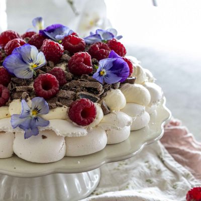 Hjúplakkrís og hindberja pavlova
